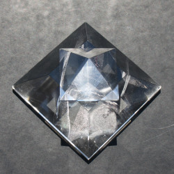 Sirius Pyramide 4-seitig mit Krone und Basis 335