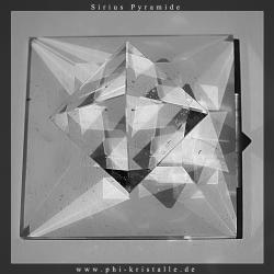Sirius Pyramide 4-seitig mit Krone und Basis